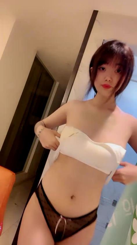 【クレアジ:06366】こんなにもかわいくてスタイルも文句のない美形な女が彼女だったら…っていう理想的な美女の裸体自撮り♪♪魅了されるくらい綺麗な黒髪ロングが印象的な女神が全裸を披露する!?