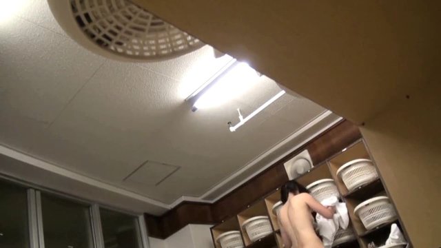 【クレアジ:07532】街中でどこにでもいそうな素人の女の人たちが無防備に着替える脱衣所の映像が貴重でしかない(笑)大浴場の女性脱衣所にコッソリカメラを仕掛けて撮影するなんて最高かよ(^///^)