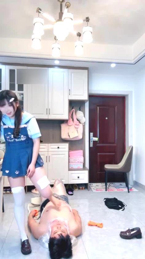 【クレアジ:096590】ツインテで萌え萌えな感じなのにガチドSな娘がガチドMな彼を踏んづけたりいたぶったりする貴重なるSMタイトル♪♪超絶ドМブタ男がドSツインテ素人娘からひたすら顔や体を踏まれるS